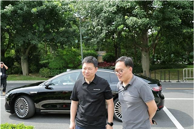 微博CEO王高飞评价享界S9 体验超越传统豪华轿车