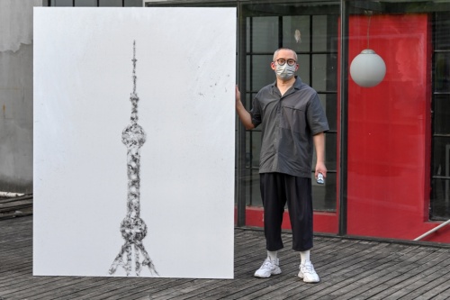 黄金大米事件之后，艺术家杨烨炘用10万根白发创作“新东方明珠”