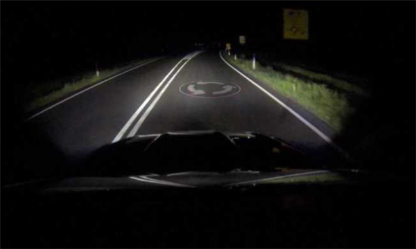 福特汽车发布投射大灯新技术：可在路面显示限速、前方道路信息等